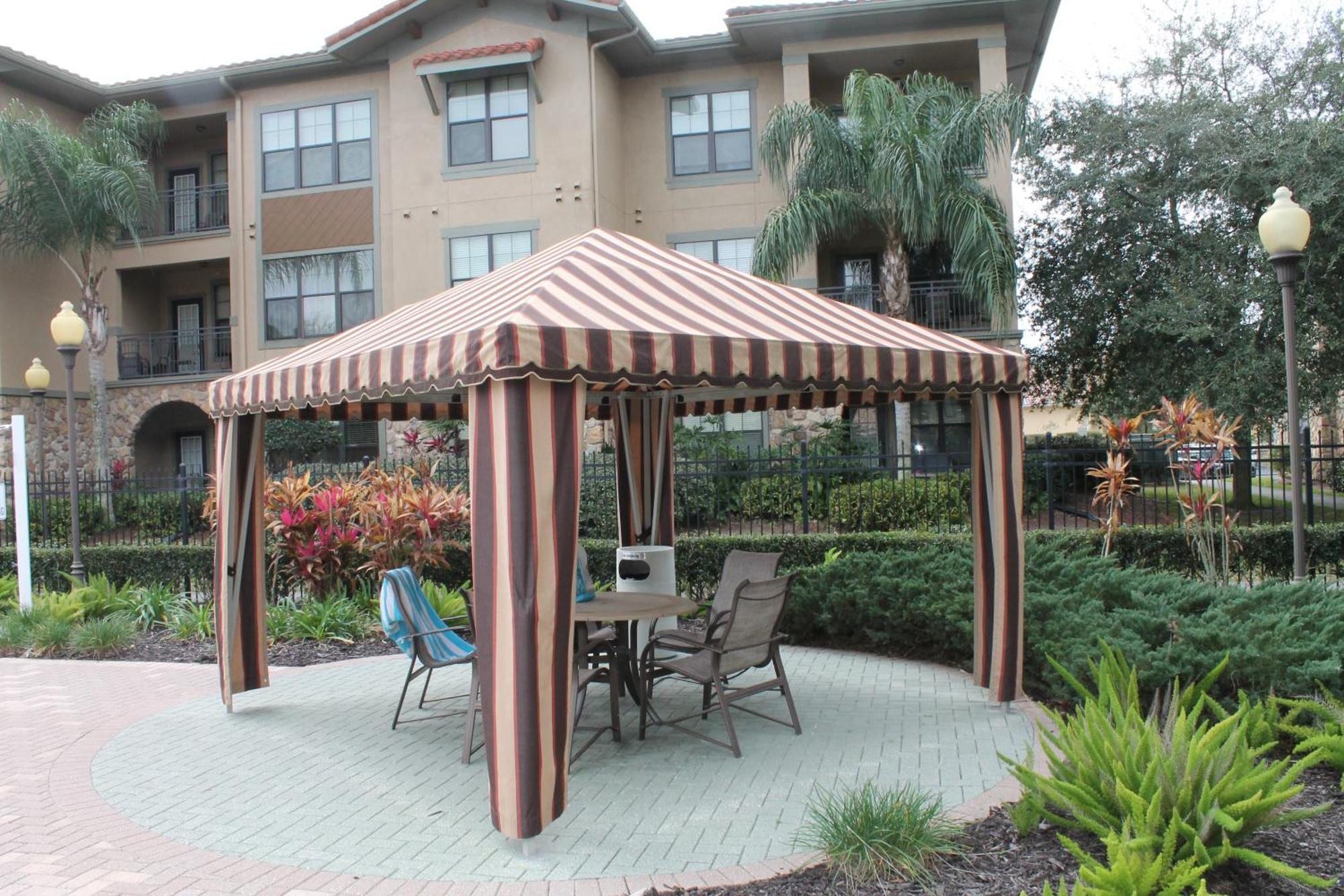 Bella Piazza - - 9 Miles From *