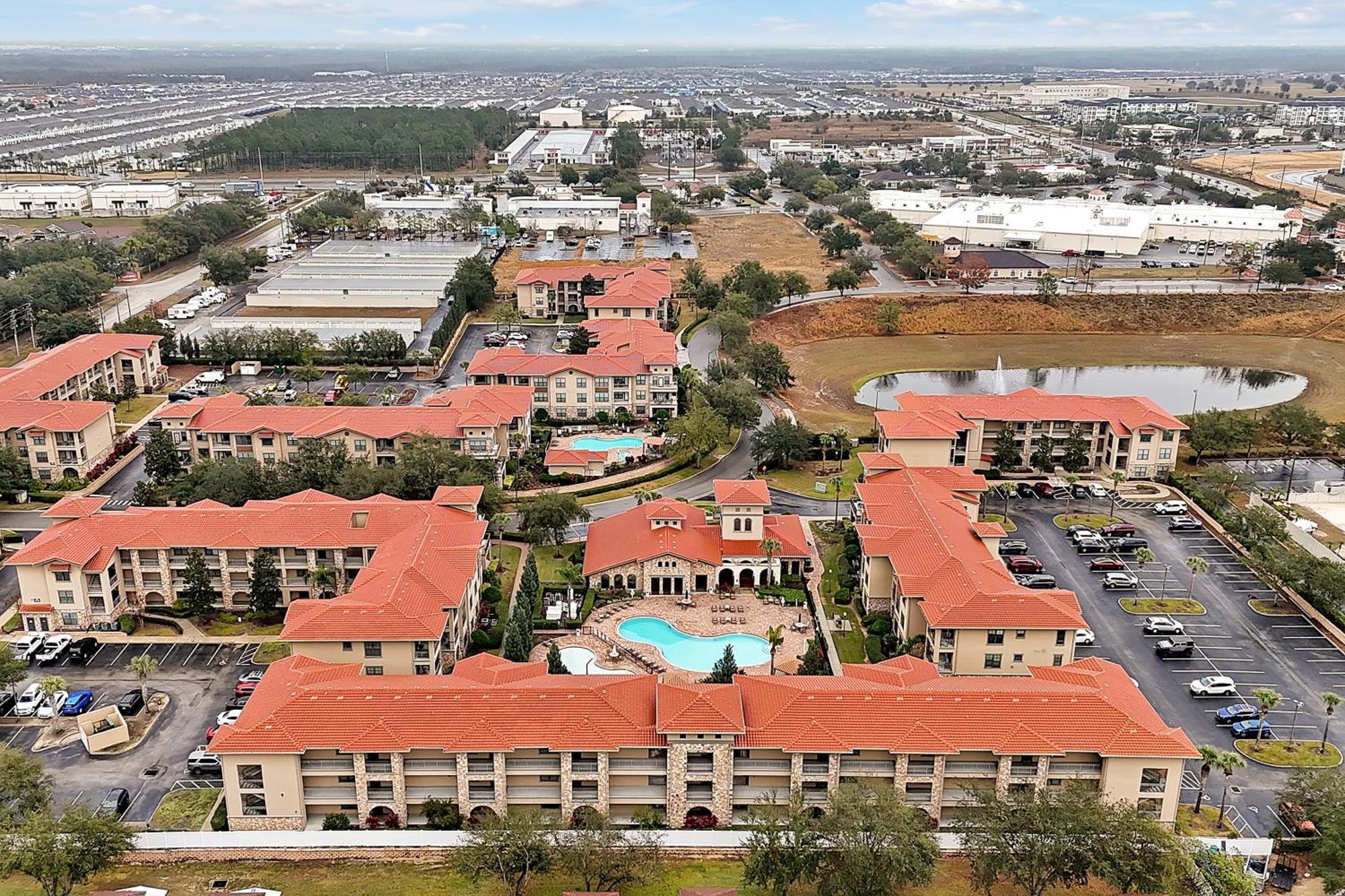 Bella Piazza - - 9 Miles From *